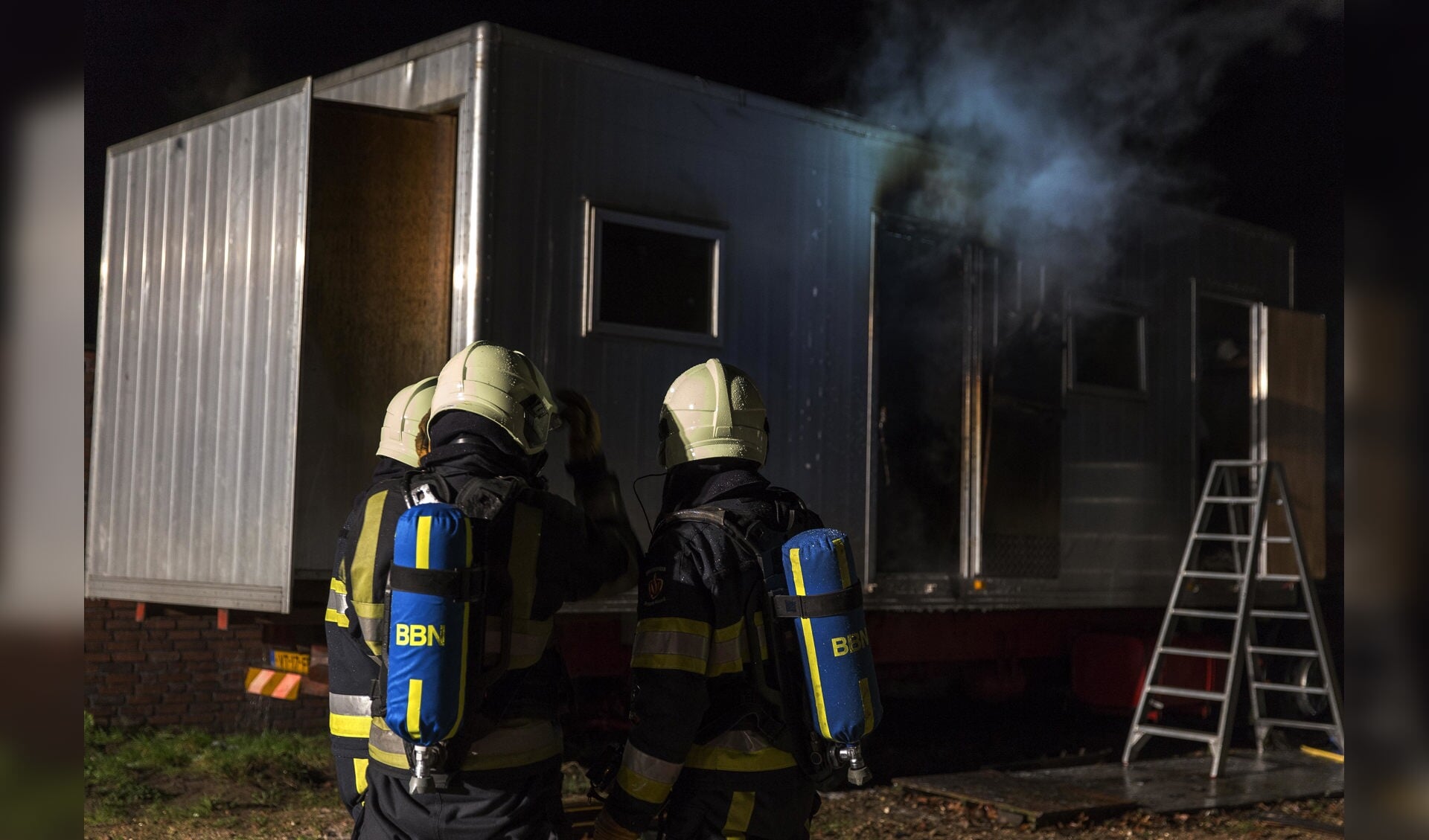 Een vrachtwagencamper liep vannacht in Langenboom flinke schade door brand op. (foto: SK-Media)
