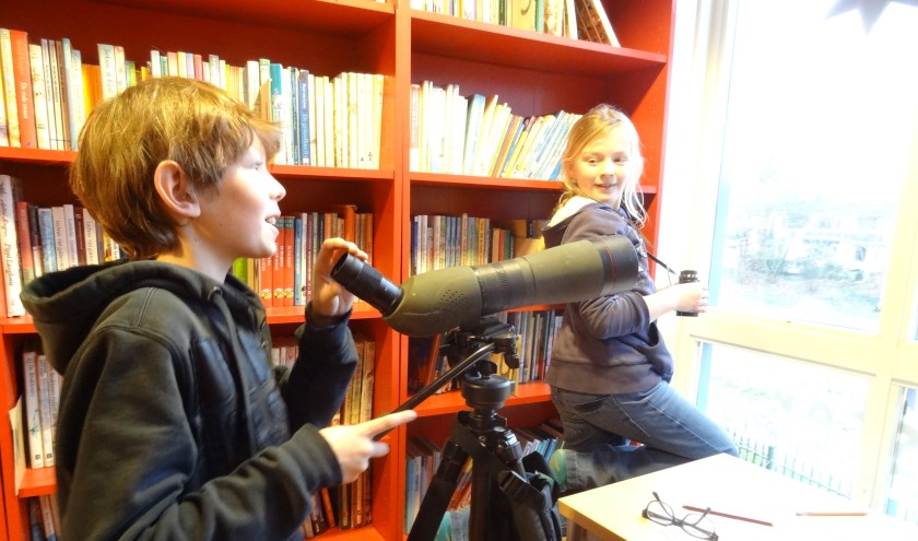 Kinderen op zoek naar vogels tijdens de Tuinvogeltelling voor scholen.