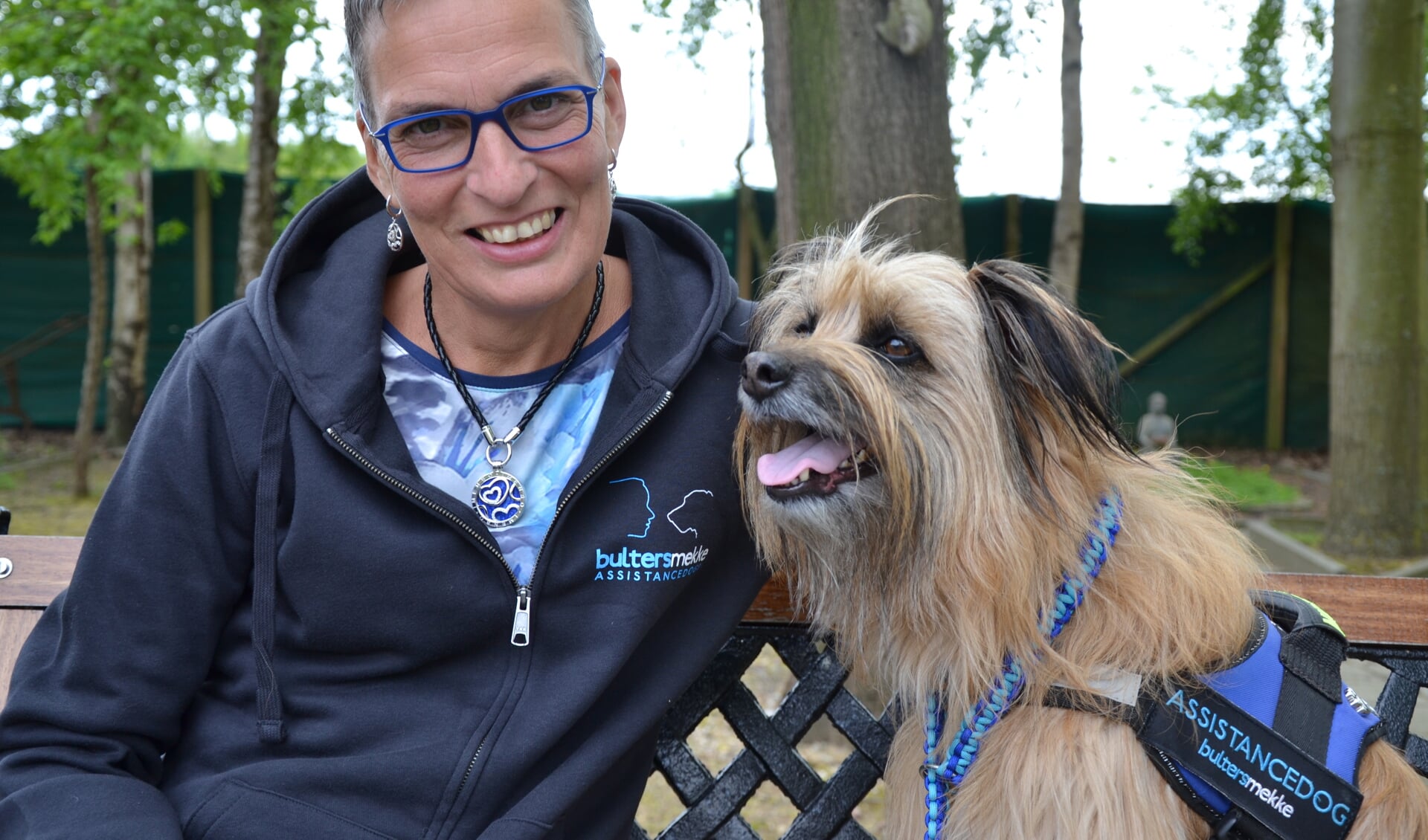 Helma Verhoeven en haar 'assistentiehond' Banios. (foto: IrisManon Verhoeven)