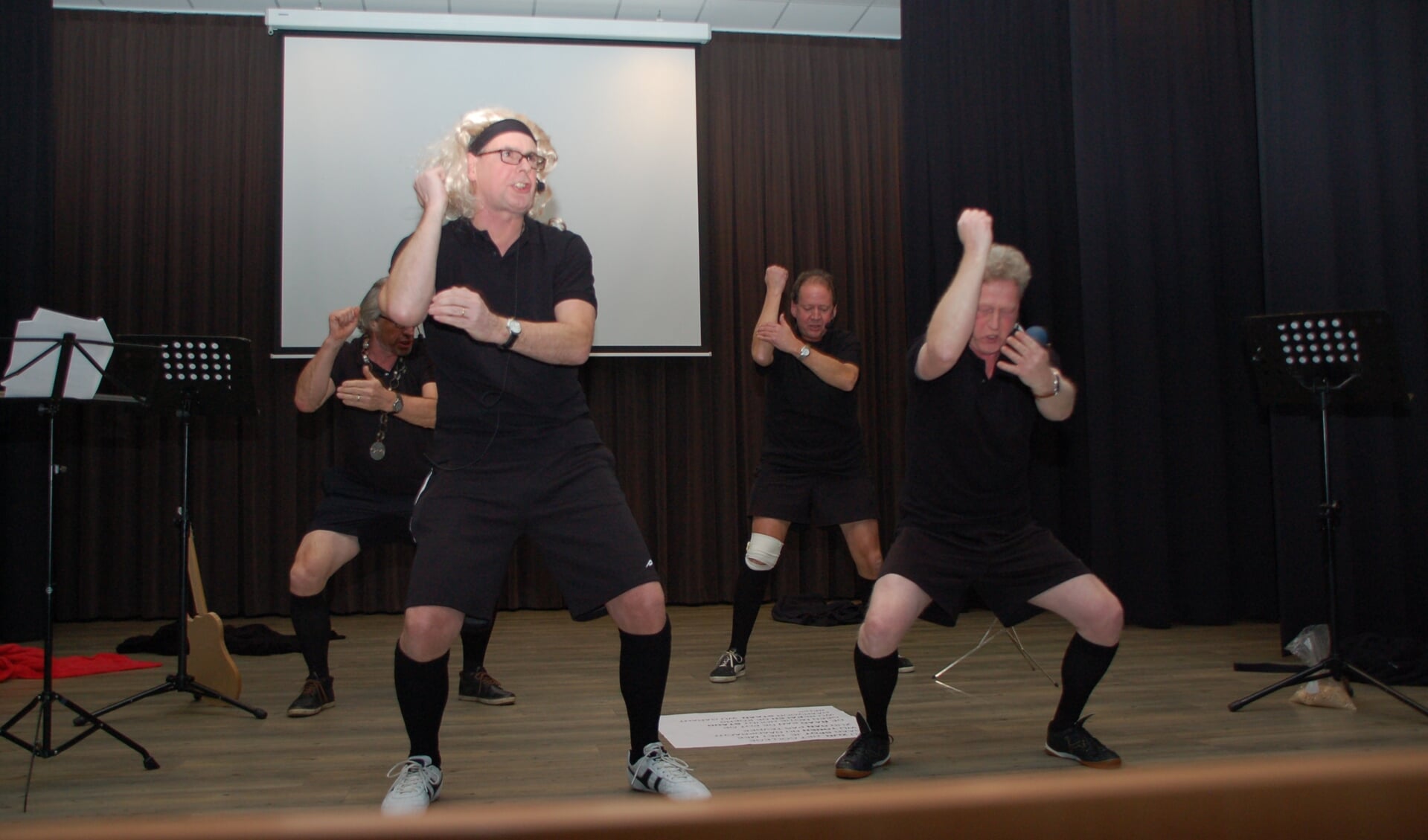 Verkleed als de 'All Blacks' nam het ambtenarencabaret de gemeente op de hak. (foto: Jos Gröniger)
