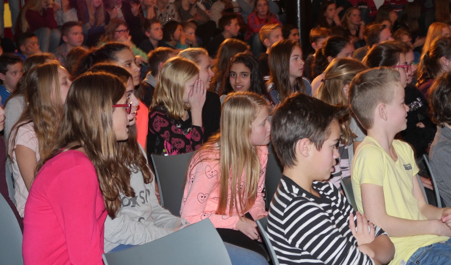 Het thema illusie voor het vak ZOOM werd woensdag op het Udens College afgetrapt met een spetterende show van Sander Smits.