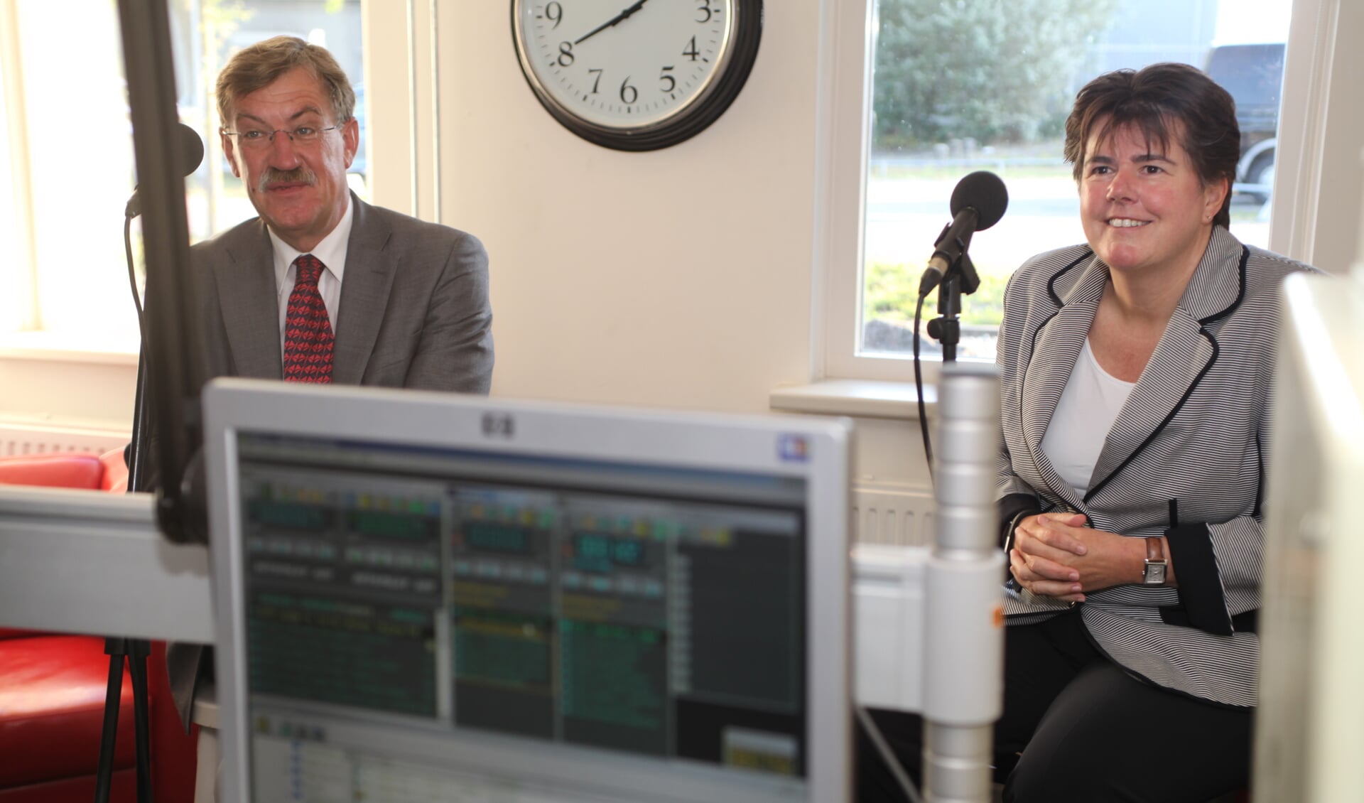 De beide burgemeesters Henk Hellegers en Ina Adema als gast in de studio van SkyLine RTV (Foto: Peter Kuijpers)