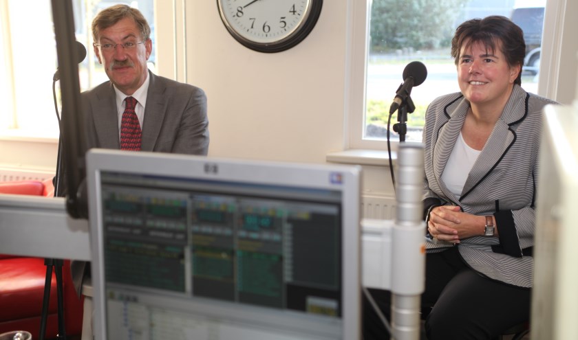 De beide burgemeesters Henk Hellegers en Ina Adema als gast in de studio van SkyLine RTV (Foto: Peter Kuijpers)