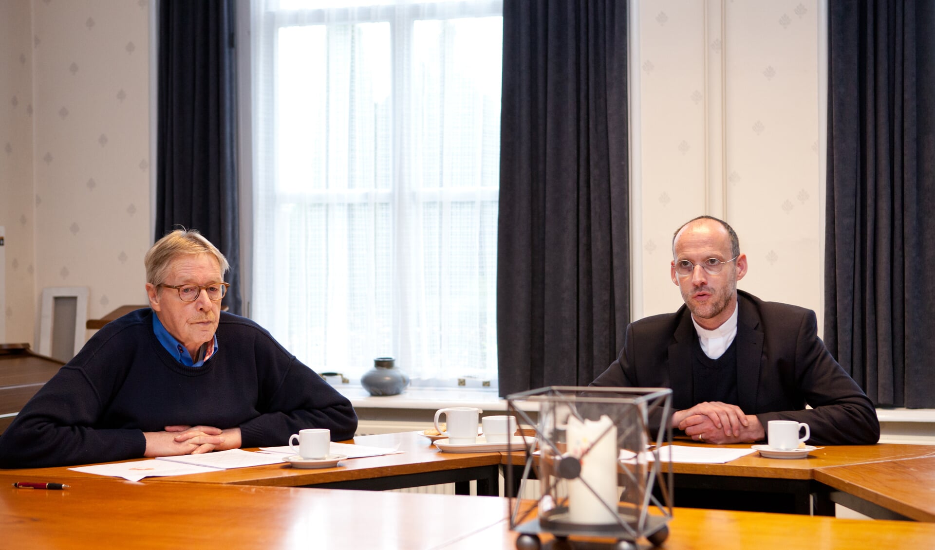 Piet van de Koolwijk en pastoor Theo Lamers lichtten maandag de toekomstvisie toe. (foto: Diana Derks)