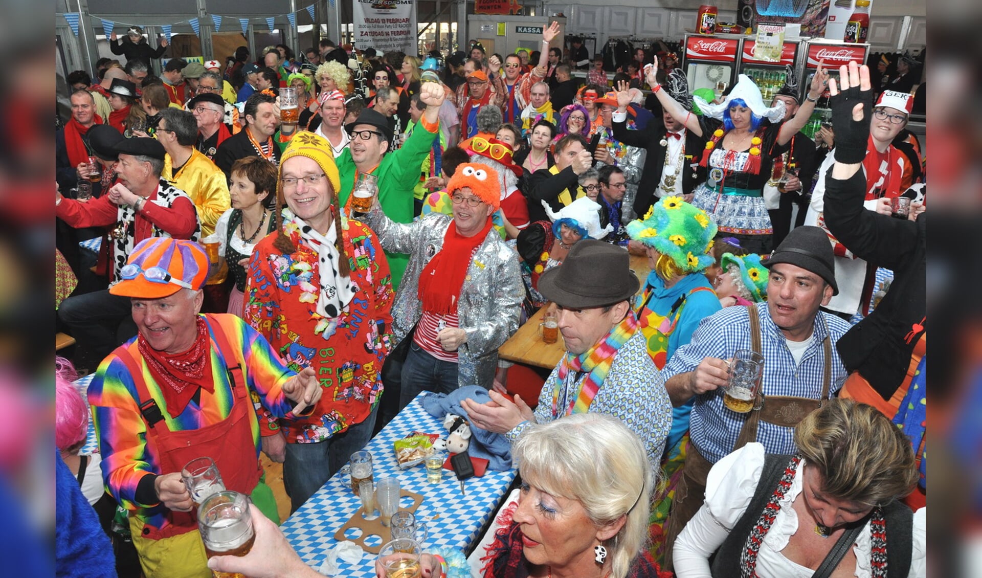 'Het middenstuk is uitvouwbaar en daarop vindt men een planning van wat carnaval te bieden heeft in Veghel.' (Foto: Ad van Dooren).