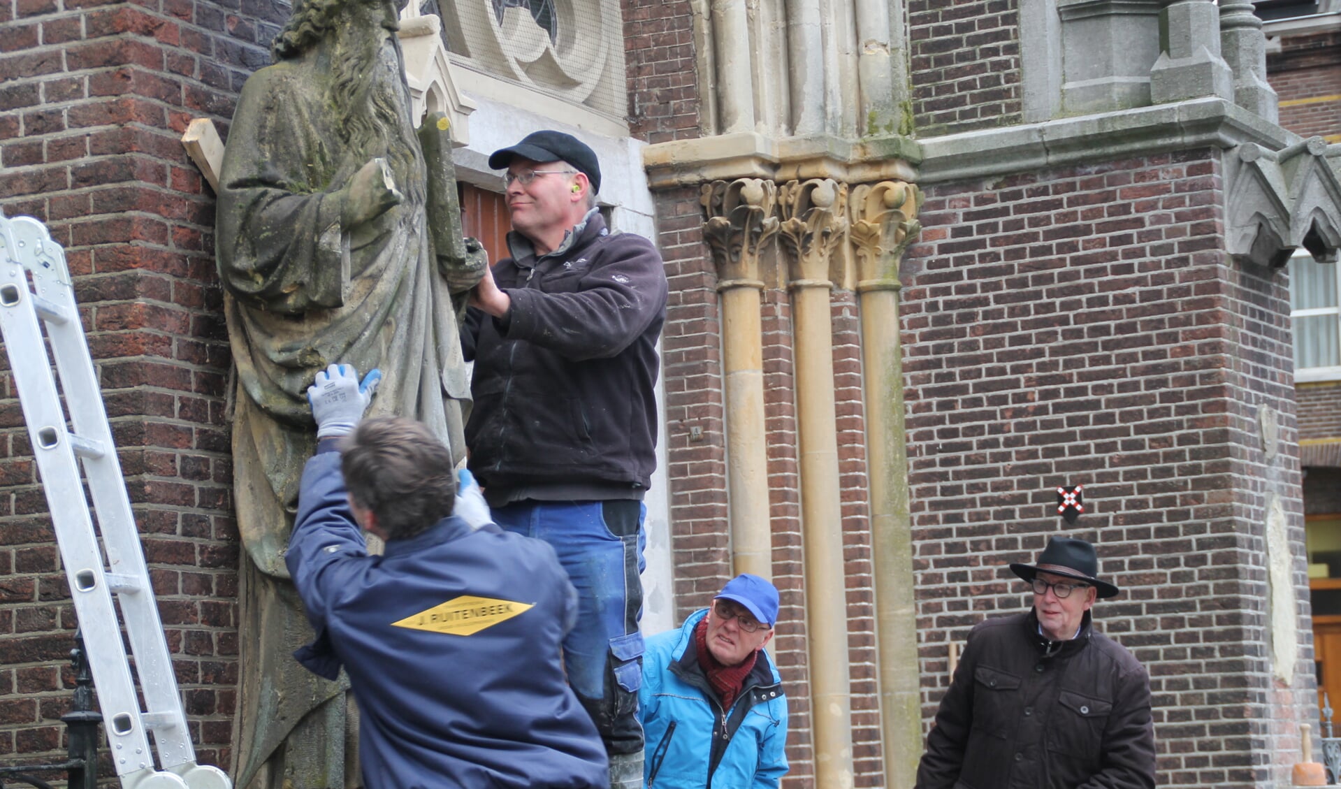 Koen van Velzen is bezig met het loswrikken van Mozes. Mari van Asseldonk en André Velthausz kijken gespannen toe (Foto's: Ties van Dooren).