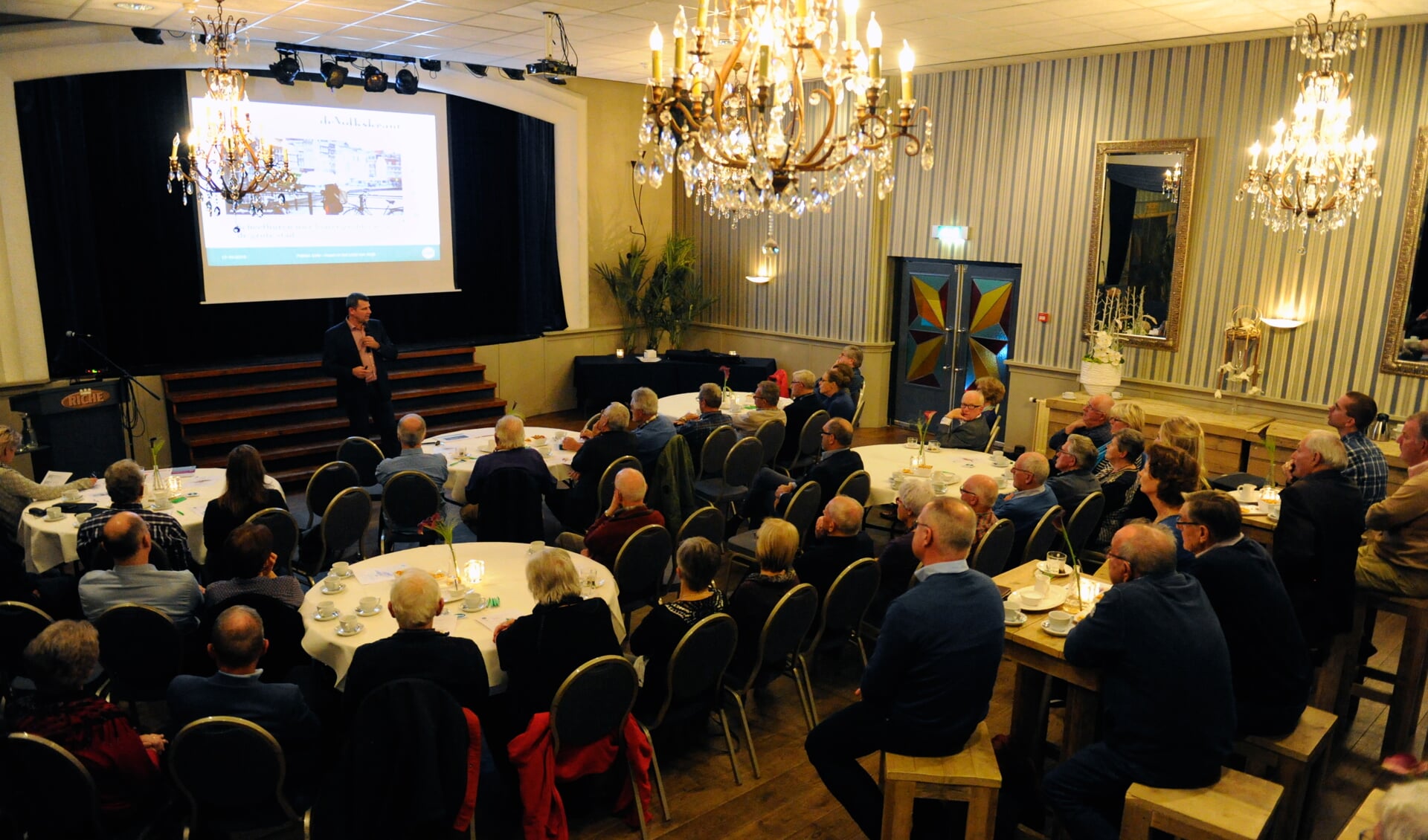 Gericht huurwoningen bouwen voor jongeren, was één van de onderwerpen tijdens het afgelopen week gehouden Politiek Café in Boxmeer. (foto: Ingrid Driessen)