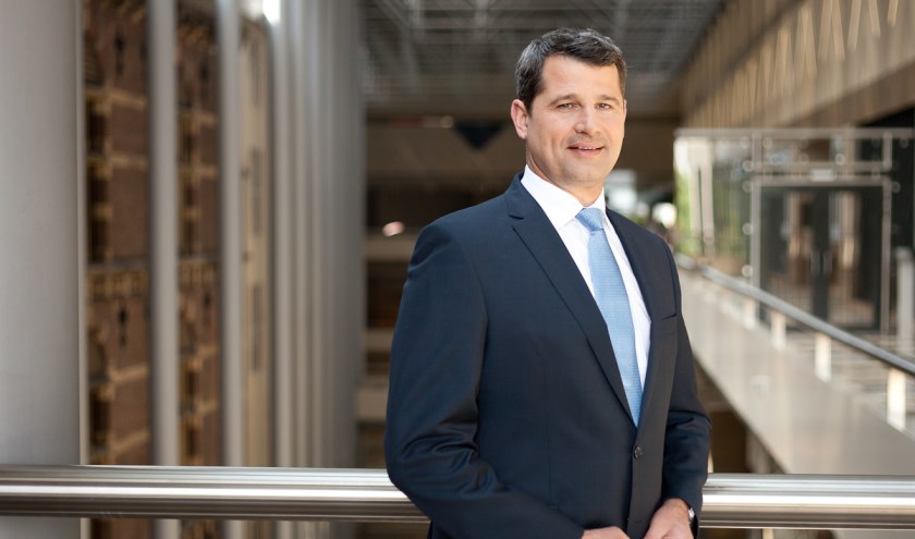 Tweede Kamerlid Erik Ronnes (CDA) is gastspreker op Politiek Café over huurwoningen. (foto: Gerhard Taatgen)