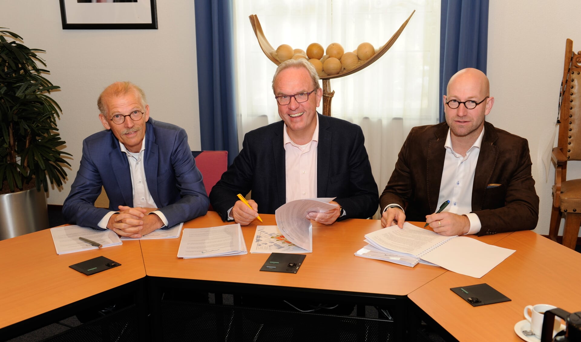 Geertjan Wienhoven (m) heeft namens Mook en Middelaar een overeenkomst gesloten met KlokBouwOntwikkeling en ZZG-Groep. (foto: Ingrid Driessen)