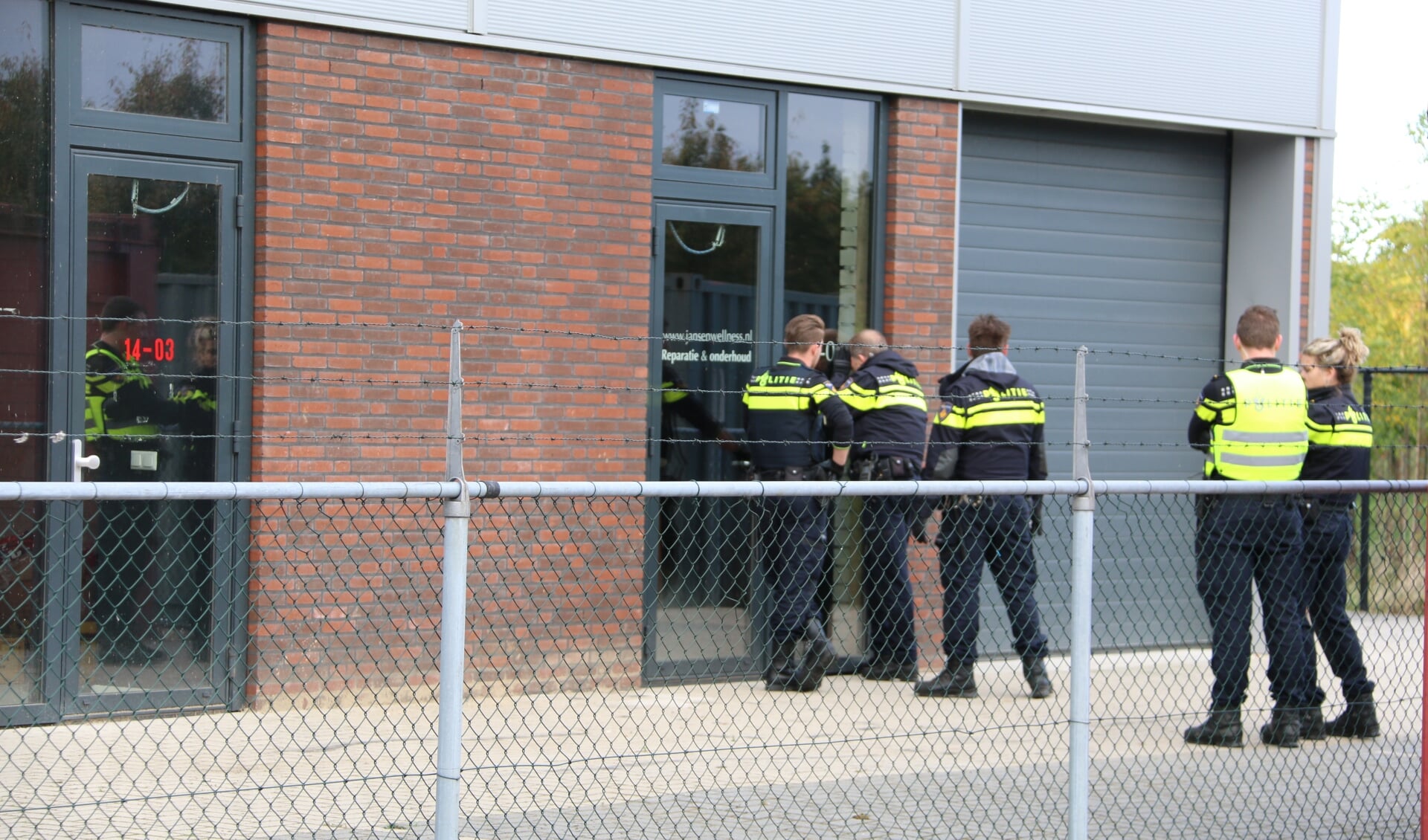 Politie valt drugspand aan Ewinkel in Cuijk binnen: duo opgepakt. (foto: SK-Media)