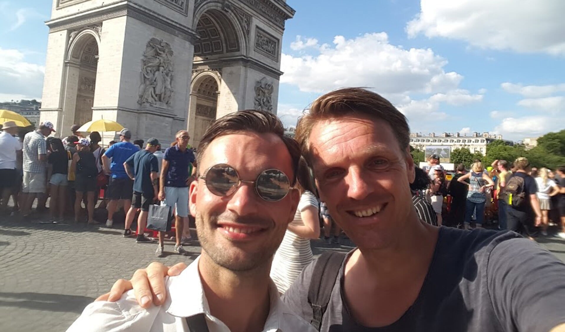 Adje v Etten (L) en Frank vd Nieuwenhuijzen (R) maken een selfie tijdens het optreden in Parijs.