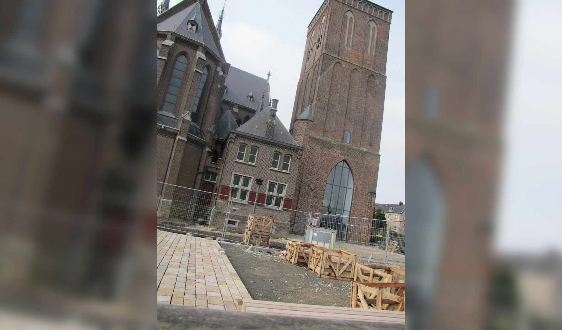 De in 2013 aangelegde bestrating op de Maasboulevard is beschadigd.