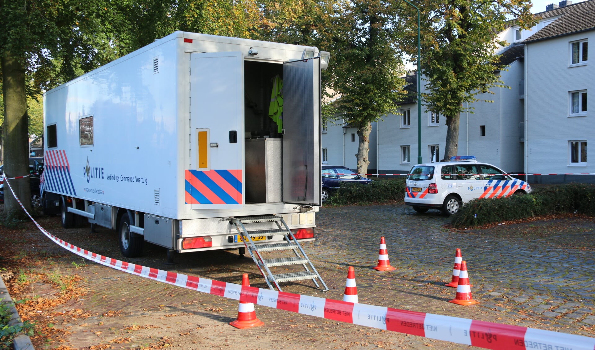 Politie is met groot materiaal aanwezig bij de woning in Cuijk. (foto's: SK-Media)