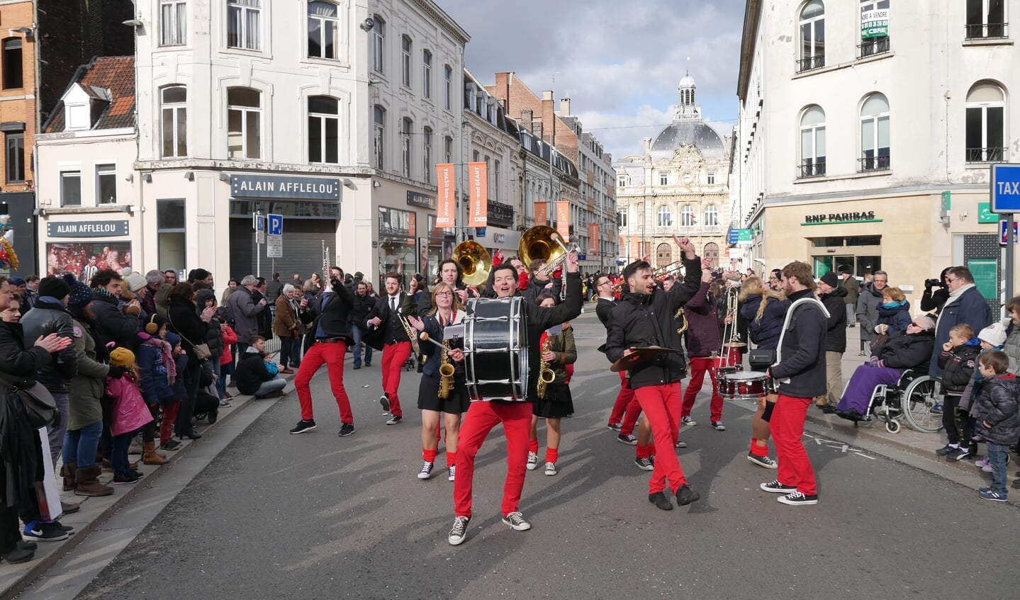 De Veghelse feestband dubent zet de Franse straten op zijn kop.