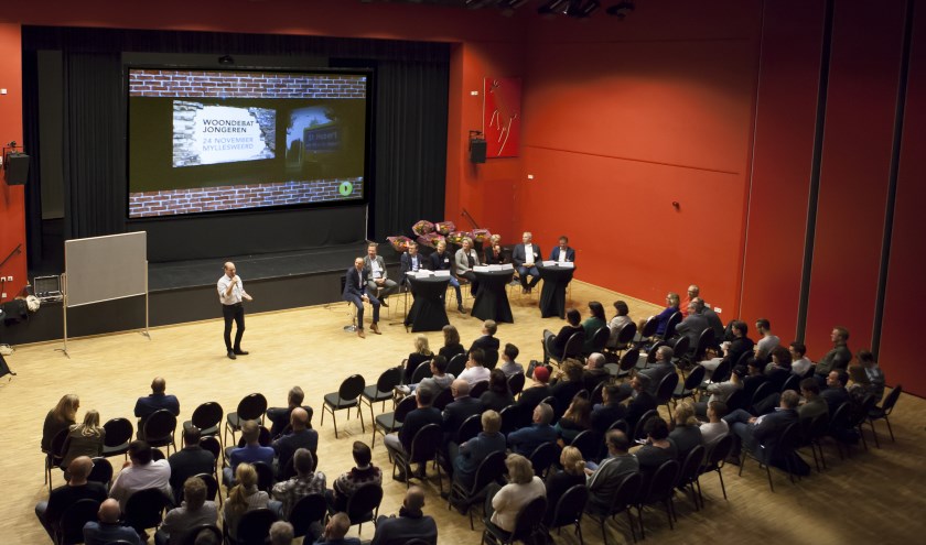 Het Woondebat Jongeren in Mill trok een kleine honderd belangstellenden. (foto: Diana Derks)