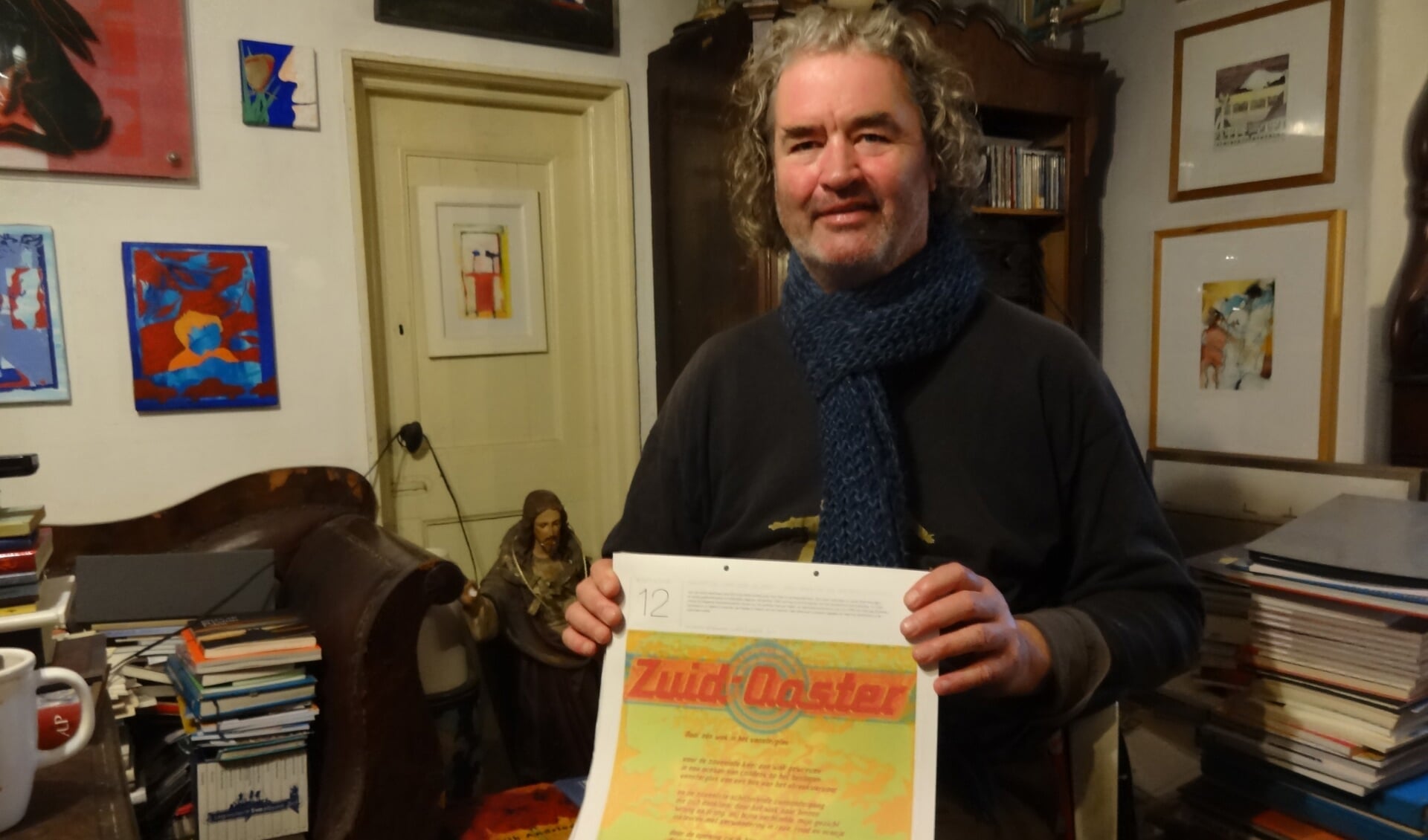 Maarten van den Elzen met 'zijn' pagina uit de Grote Brabantse Kunstkalender. (foto: Ankh van Burk)