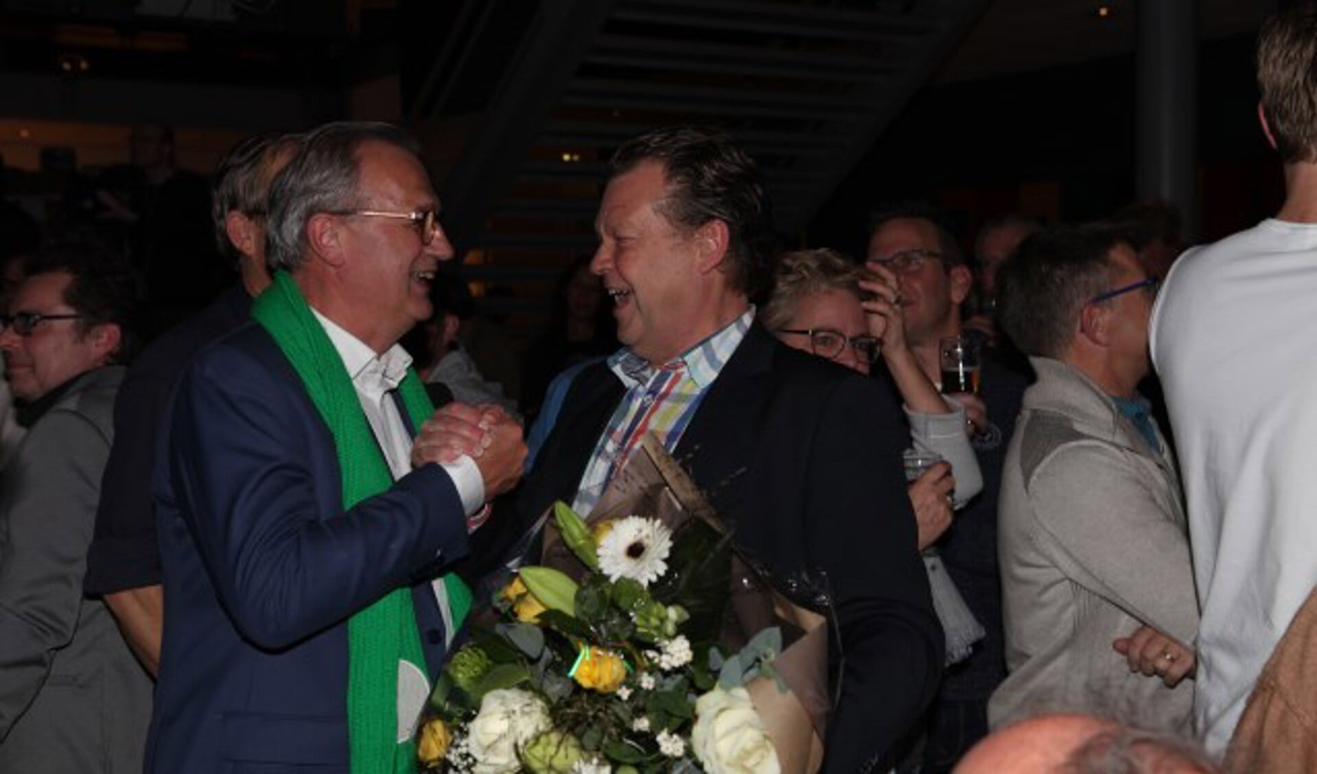 Jan Goijaarts en Eus Witlox schudden elkaar lachend de hand. (Foto: Peter Kuijpers).