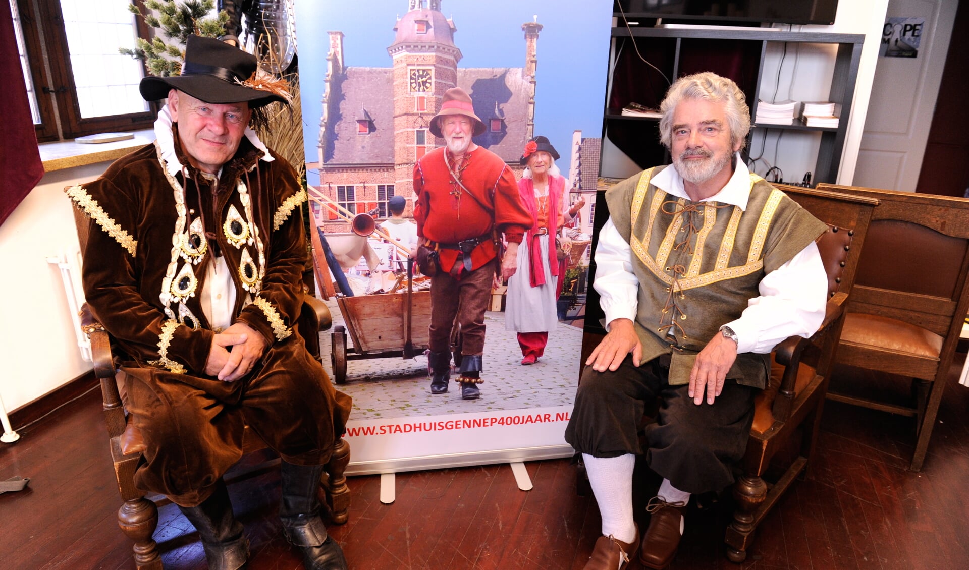 Ernst Lamers en Andries Knevel, drijvende krachten achter '400 jaar stadhuis Gennep'. (foto: Ingrid Driessen)