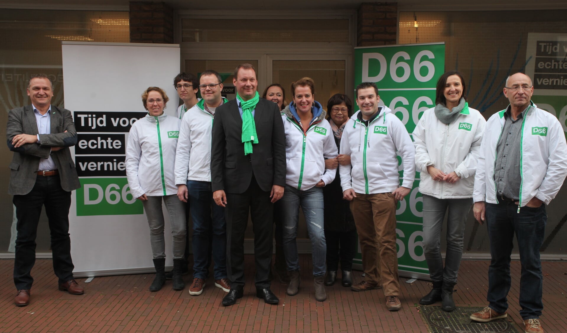 Europarlementariër Van Miltenburg poseert samen met de plaatselijke afdeling van D66 (Foto's Peter Kuijpers).