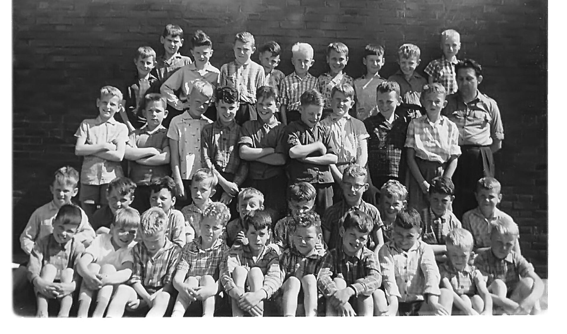 De zesde klas van St. Jozef uit Volkel uit het jaar 1962/1963. 