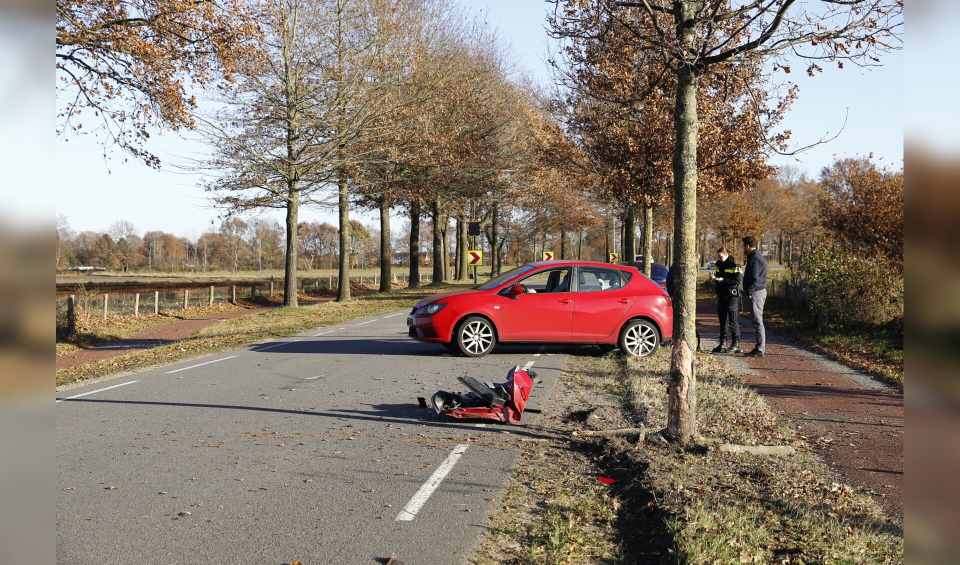 Automobilist komt met schrik vrij nadat hij op Rijkevoortseweg op boom knalt. (foto: SK-Media)