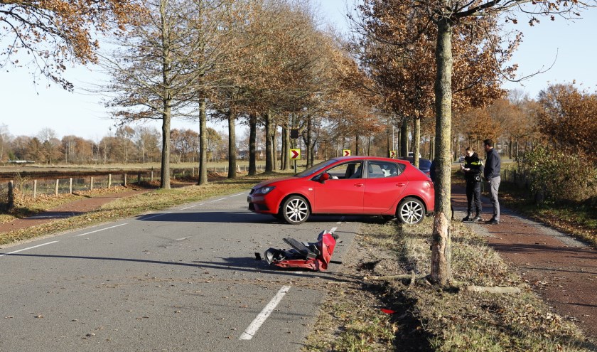Automobilist komt met schrik vrij nadat hij op Rijkevoortseweg op boom knalt. (foto: SK-Media)