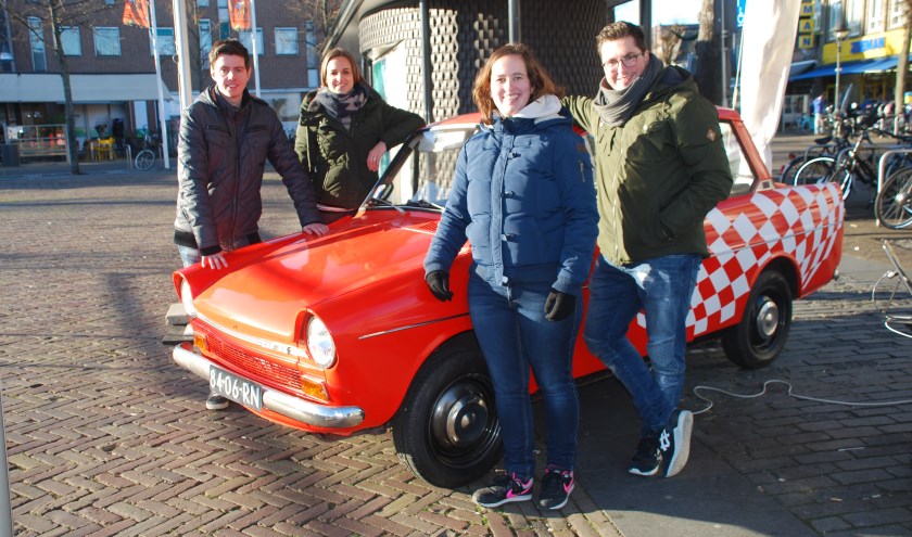 De vier studenten bij het dafje op de Udense markt.