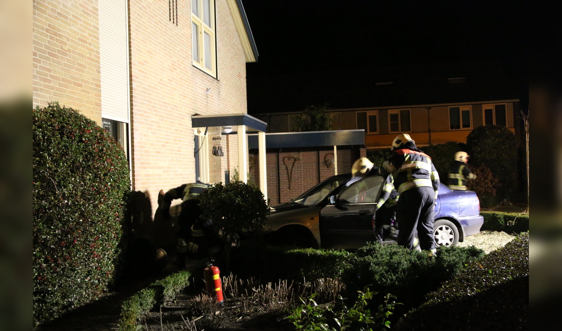 Auto komt tot stilstand tegen woning in Boxmeer. (foto: SK-Media)