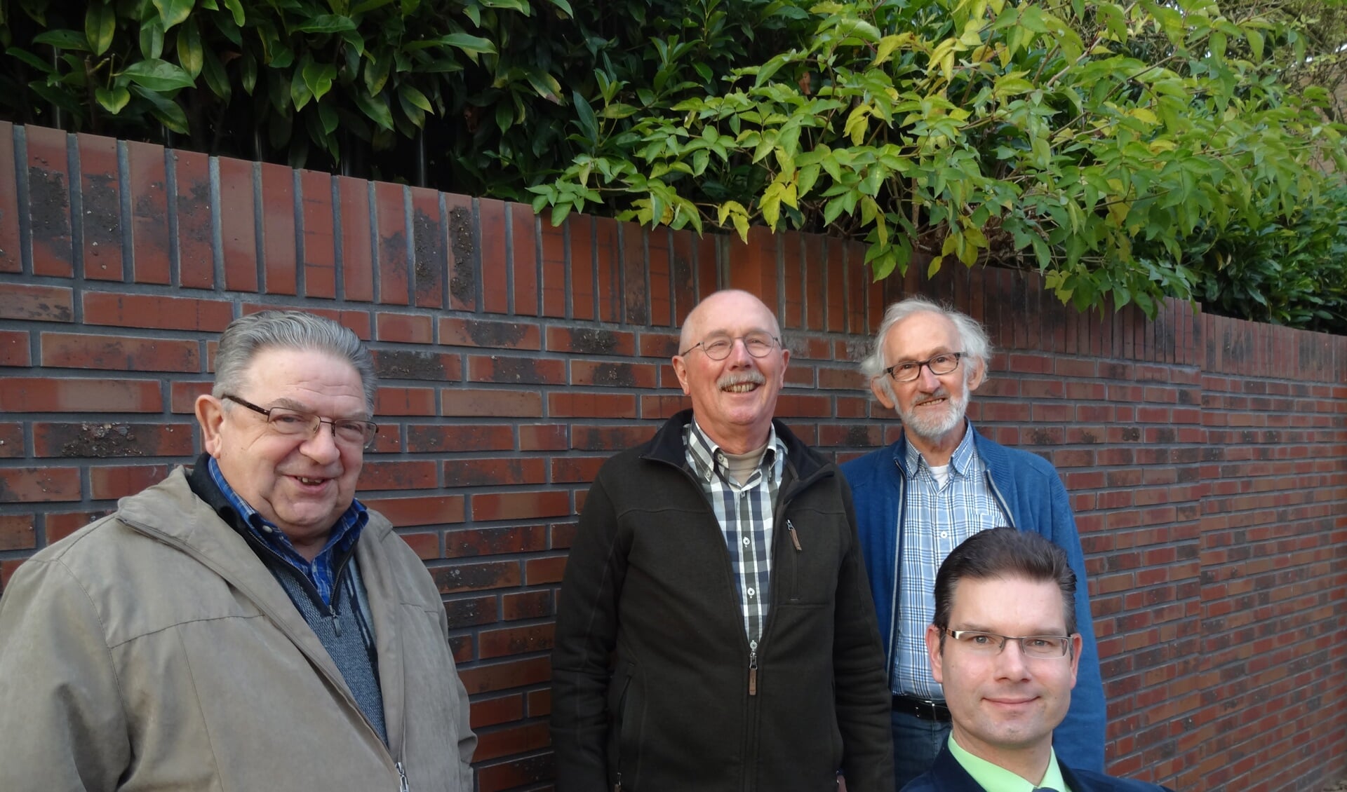 V.l.n.r: Marius Wijdeven, Biek van Beek en Sjef van Esch,. zittend dirigent Marcus de Haard. (foto: Ankh van Burk)
