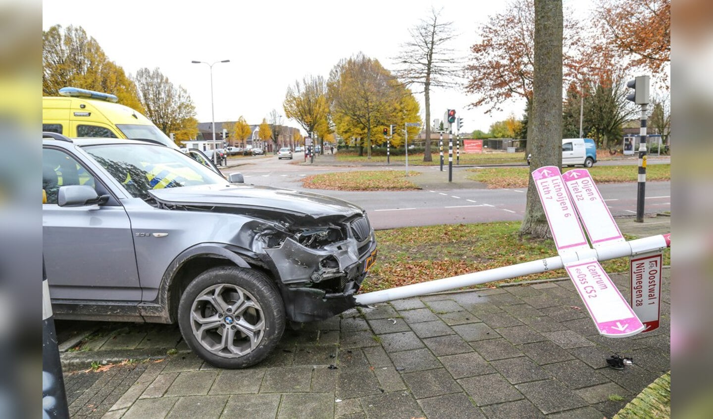 Auto's botsen nabij het centrum in Oss ( Foto's : Maickel Keijzers / Hendriks Multimedia )