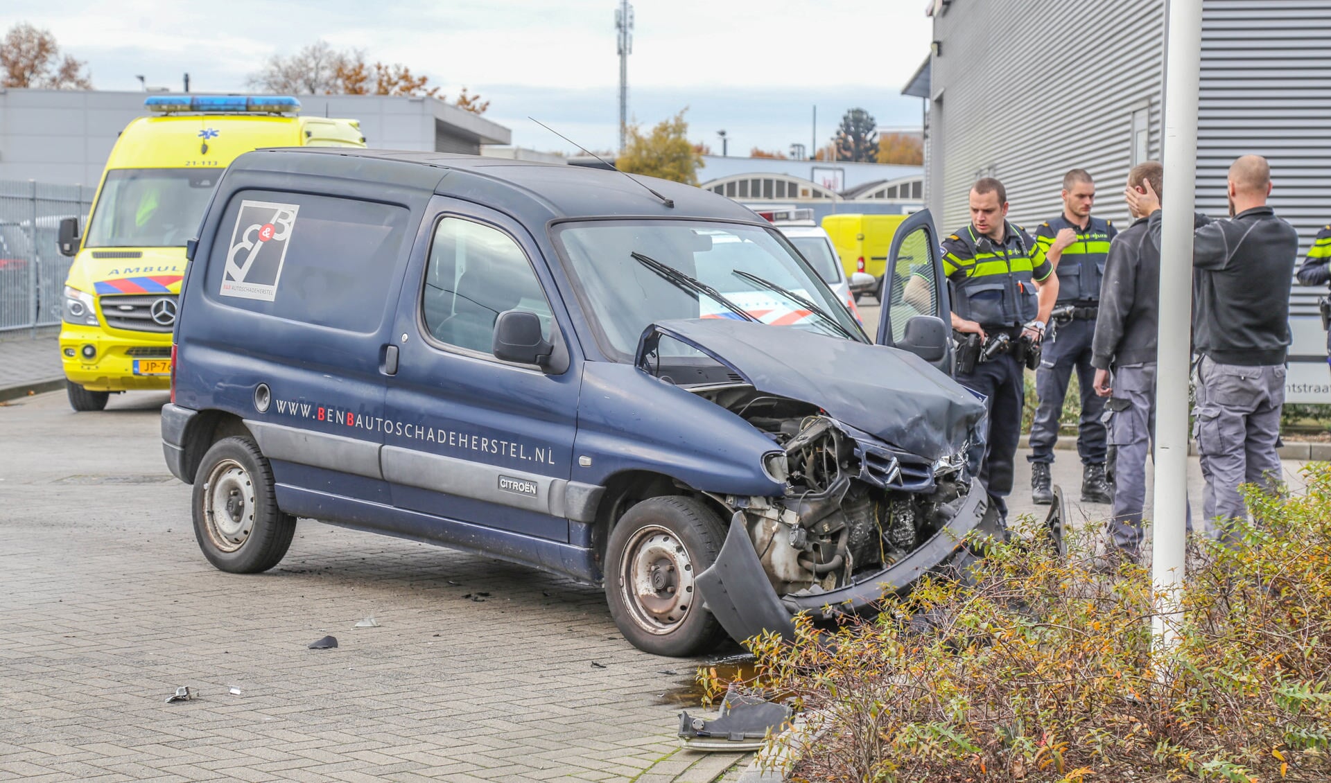 Auto's botsen op kruising in Oss ( Foto's : Maickel Keijzers / Hendriks Multimedia )