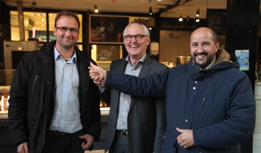 Menno Roozendaal wordt gesteund door Riny van Rinsum en Ahmet Marcouch (Foto: Peter Kuijpers).