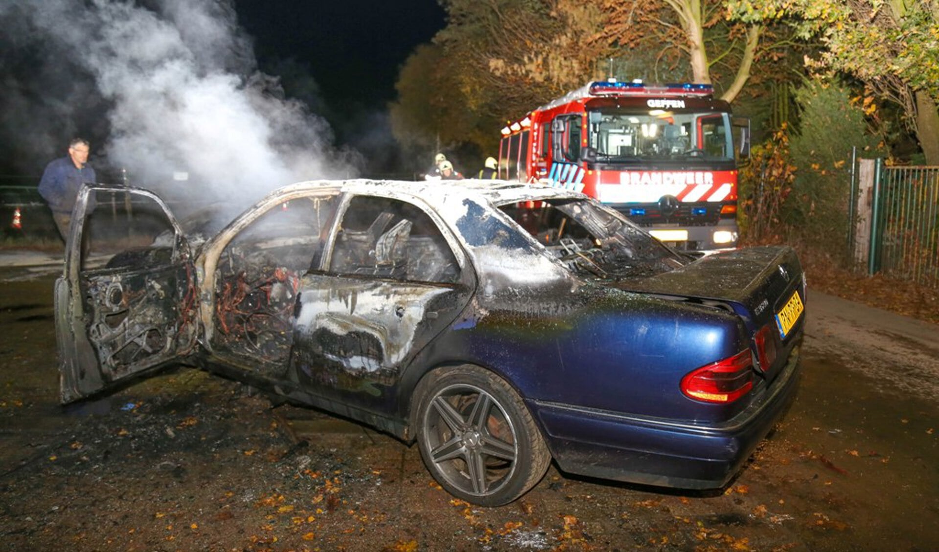 De brandweer bluste de autobrand ( Foto's : Maickel Keijzers / Hendriks multimedia ), 
