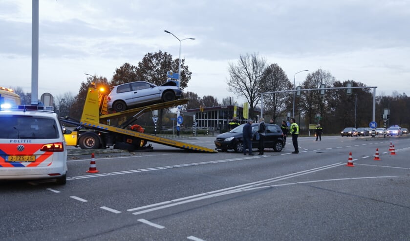 Auto's op elkaar op de Elftweg in Grave. (foto: SK-Media)