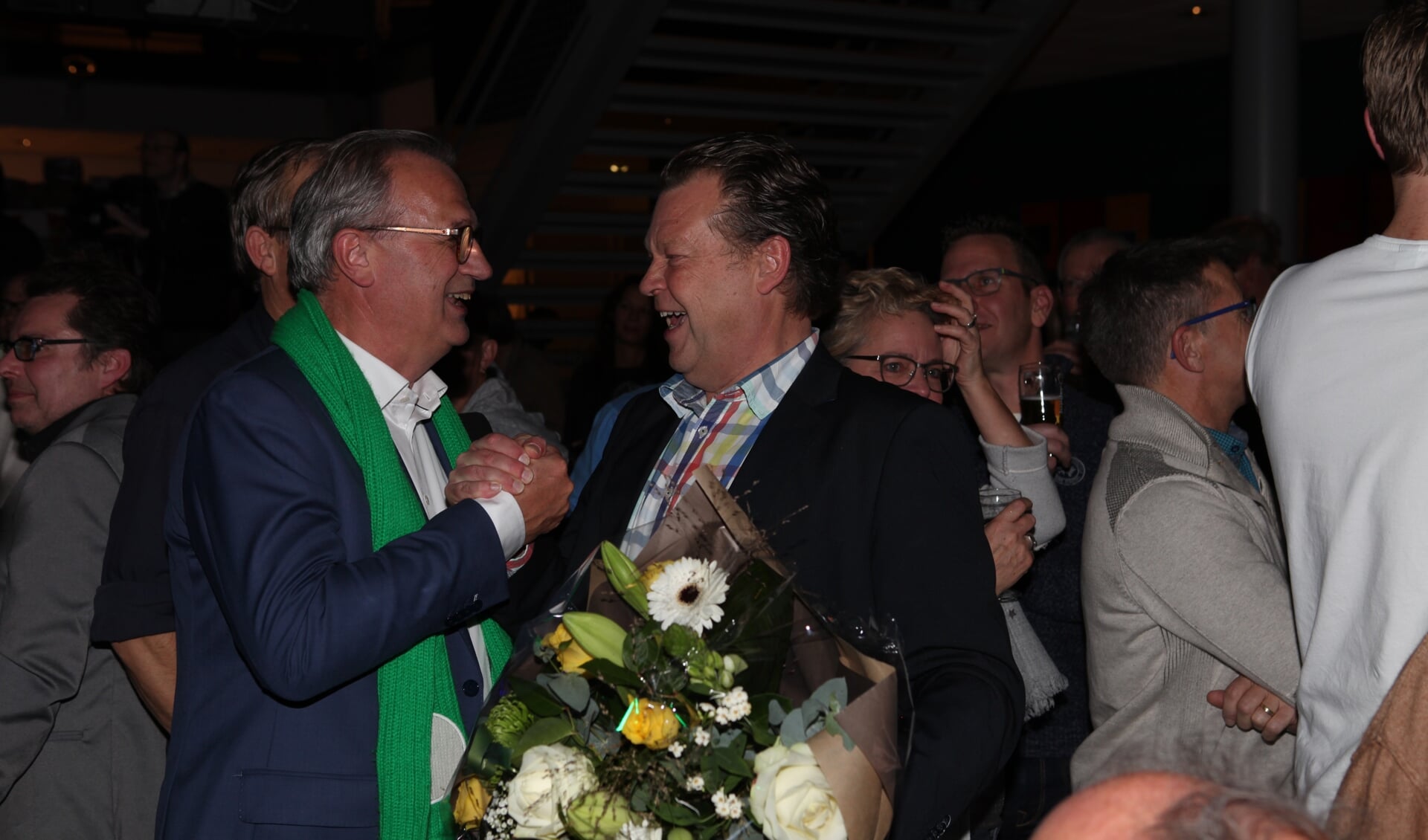 Jan Goijaarts en Eus Witlox schudden elkaar lachend de hand (Foto: Peter Kuijpers).