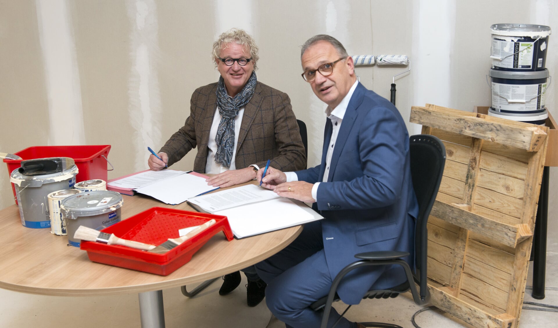 Peter Ouwehand en Jan Goijaarts tijdens de ondertekening van de samenwerking.