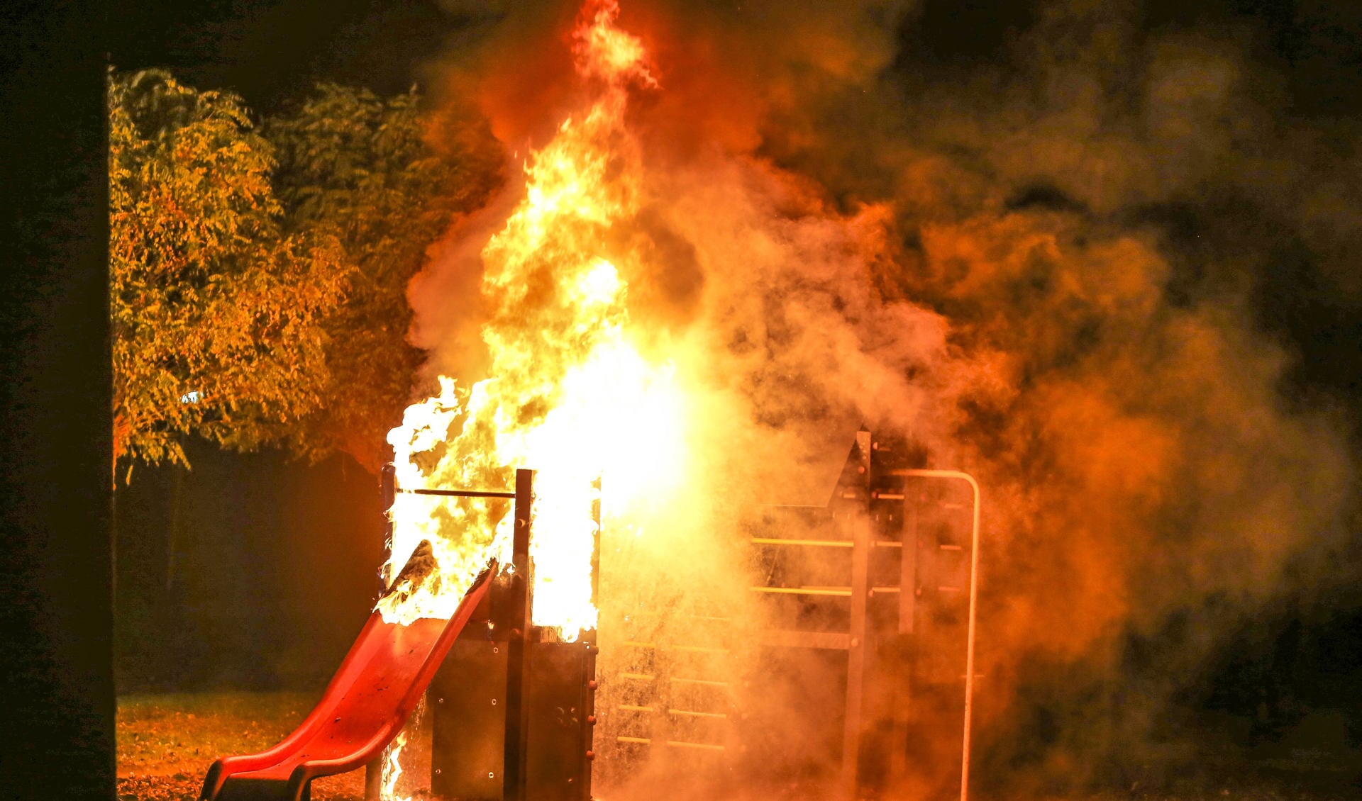 De brandweer blust het speeltoestel ( Foto's : Maickel keijzers / Hendriks multimedia )