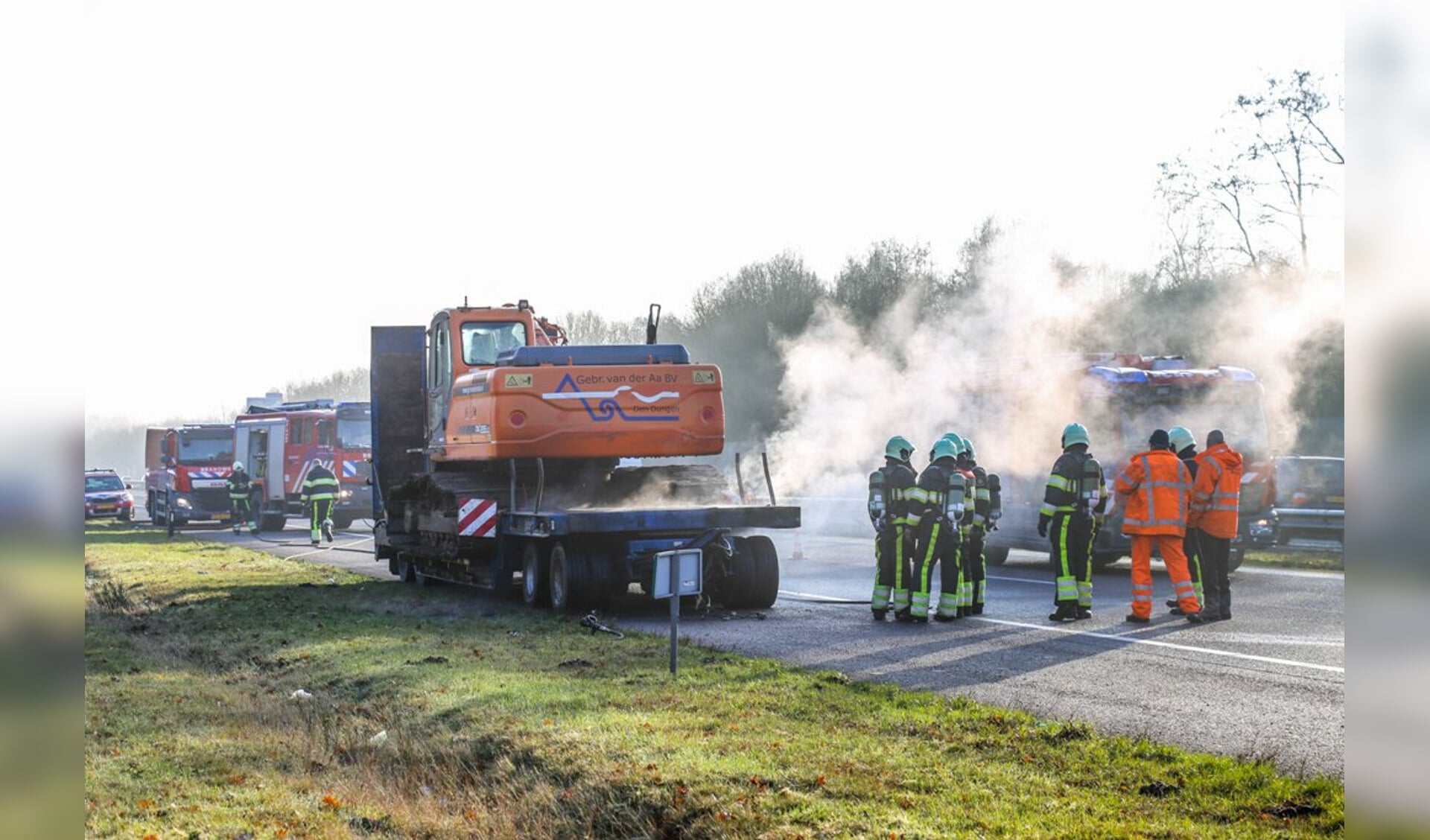 Vrachtwagen in brand. (Foto: Maickel Keijzers / Hendriks multimedia )