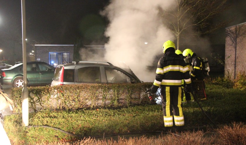 Auto brandt uit in Bergen. (foto: SK-Media)