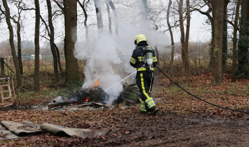 Rommel in brand gestoken aan Gansakker in Katwijk. (foto: SK-Media)