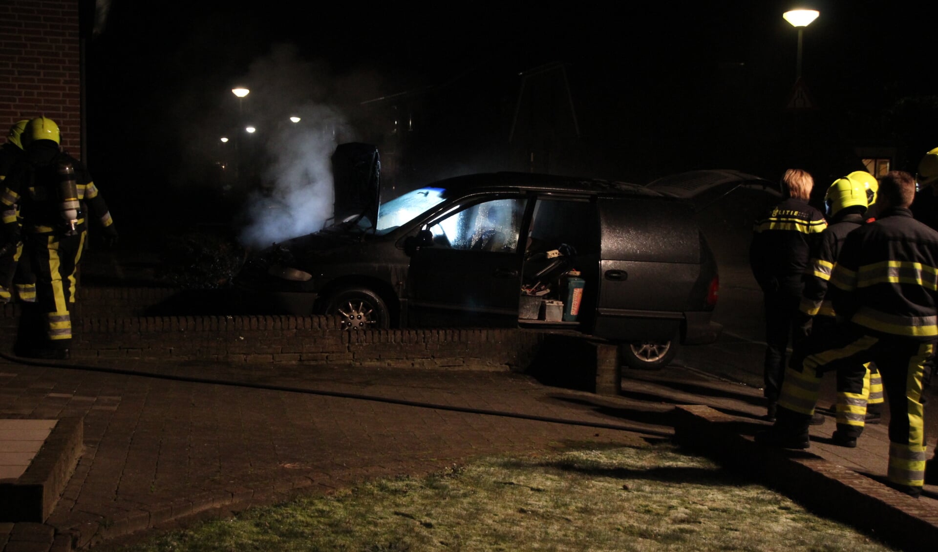 Auto uitgebrand aan de Kerkstraat in Mook. (foto: SK-Media)