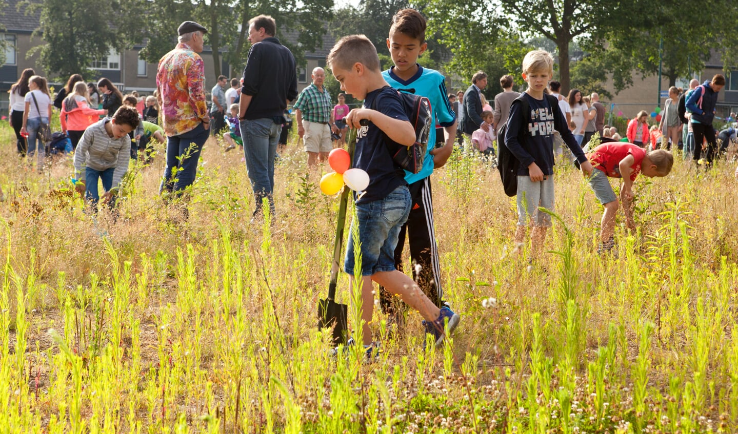 Leerlingen van De Harlekijn en De Zevensprong 'ploegen de bouwgrond om': IKC kan gebouwd worden. (foto: Diana Derks)