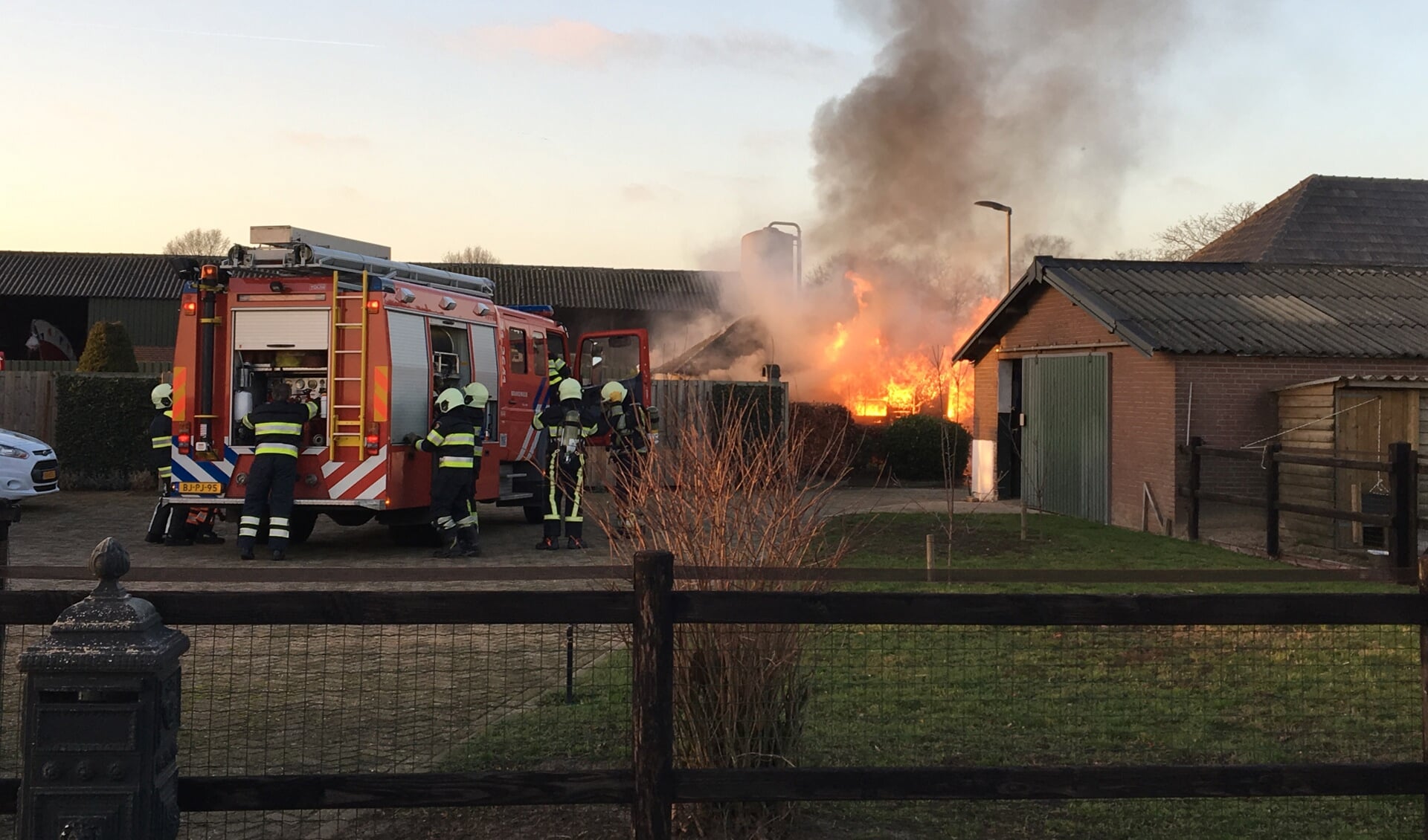Tuinhuisje brandt af in Mill. (foto: SK-Media)
