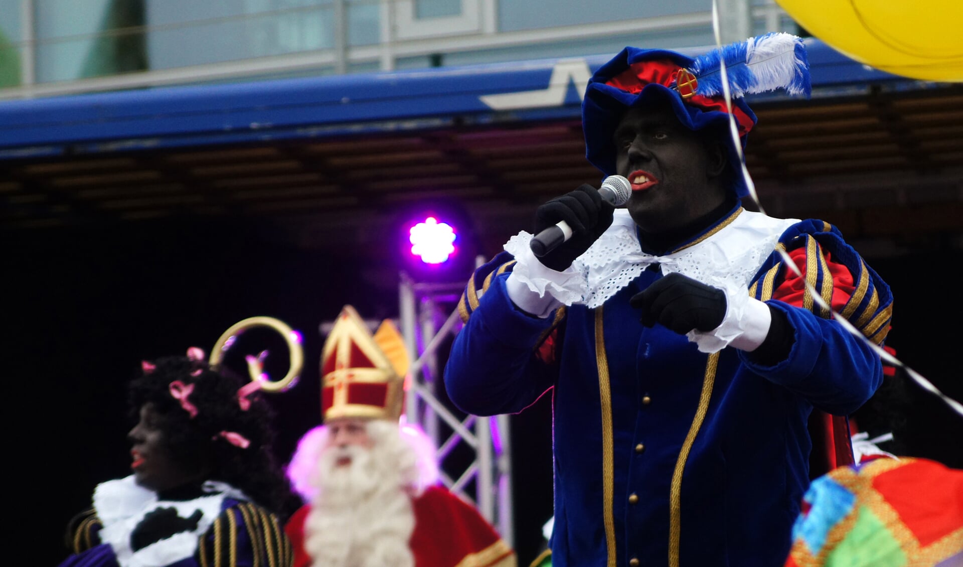 Sinterklaas wordt in het Land van Cuijk gewoon vergezeld door zwarte piet. (foto: Jeff Meijs)