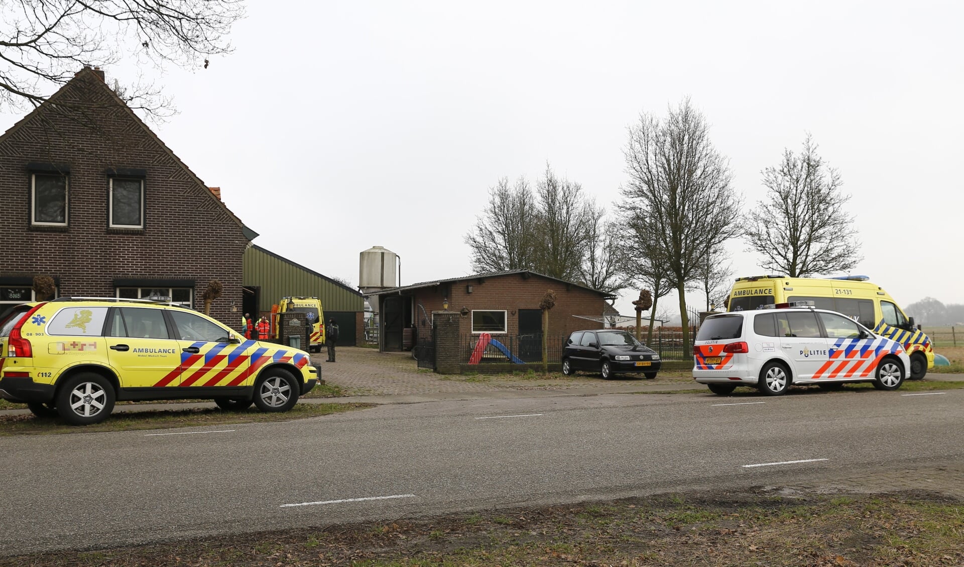Man gewond na val door dak bij plaatsen zonnepanelen in Vierlingsbeek. (foto: SK-Media)
