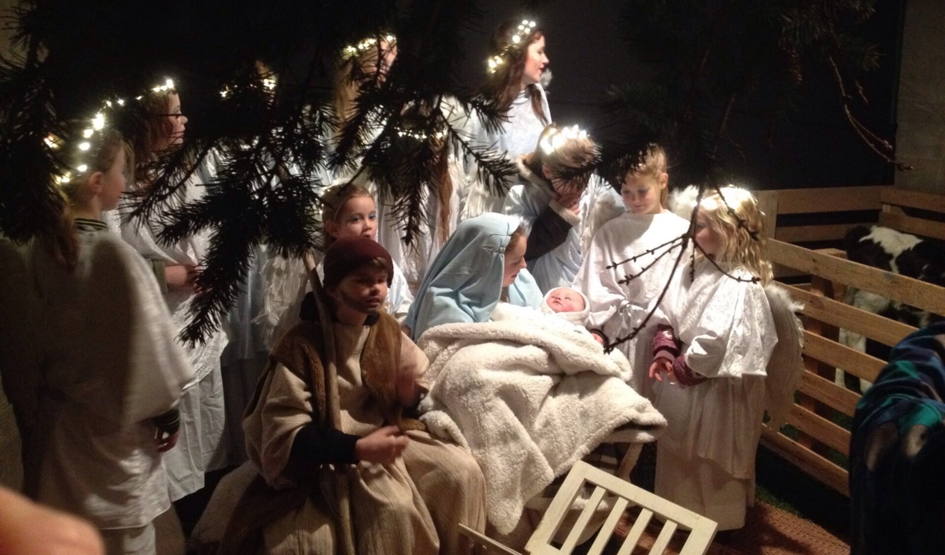 In de kerststal bewonderen Jozef,  Mariaen de engelen het pasgeboren kindje. (archieffoto Jessie Hopman)