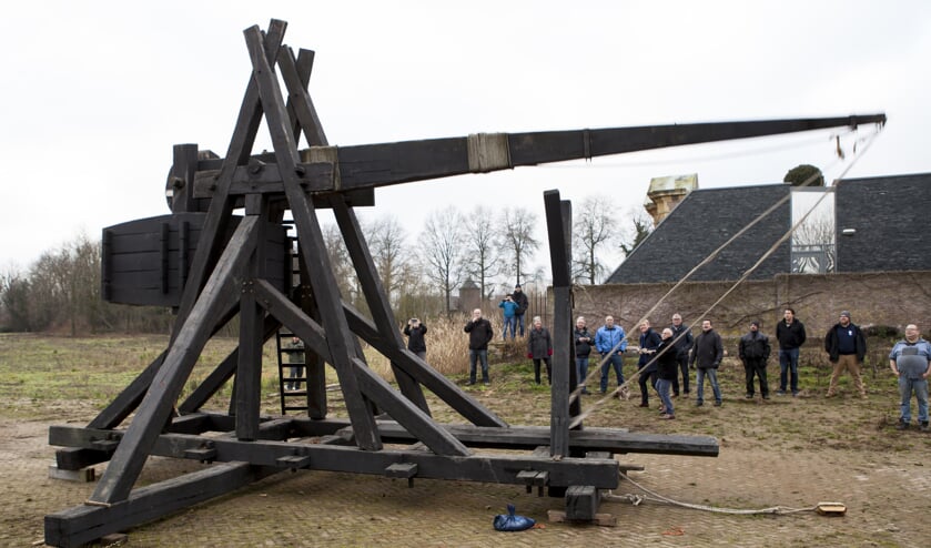 Burgemeester Lex Roolvink en Leo Burgers lossen het eerste officiële schot met de trebuchet. (foto: Diana Derks)