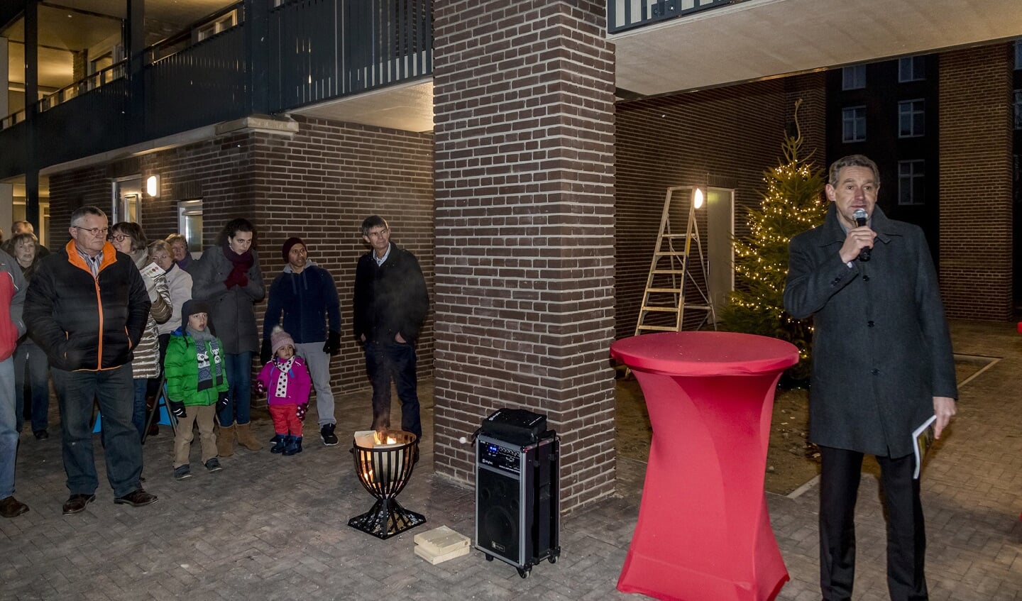 Bart Hendriks, algemeen directeur van Hendriks Coppelmans, wenst de nieuwe bewoners veel geluk in hun nieuwe wijk.
