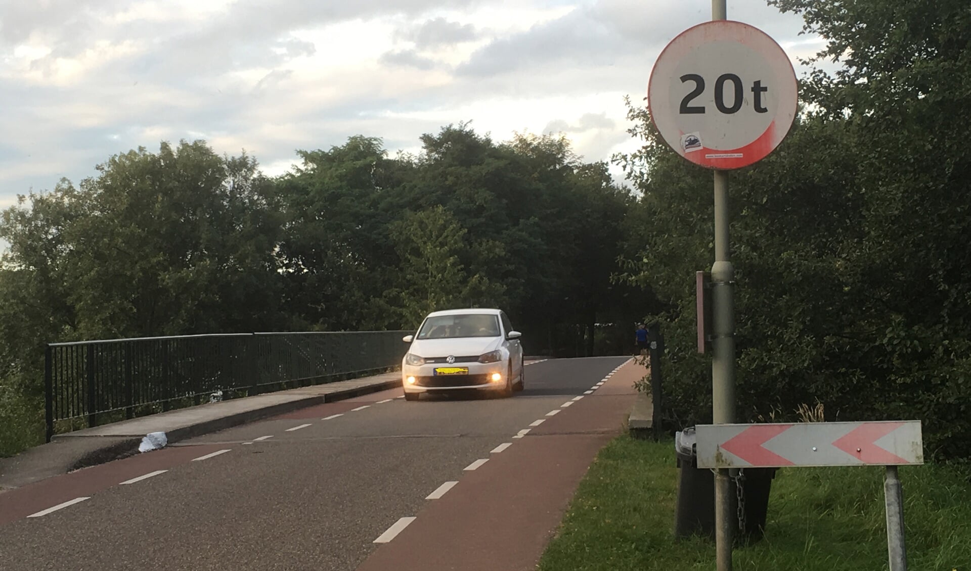 Brug bij de Witteweg tussen Middelaar en Plasmolen wordt flink opgeknapt. (foto: Jos Gröniger)