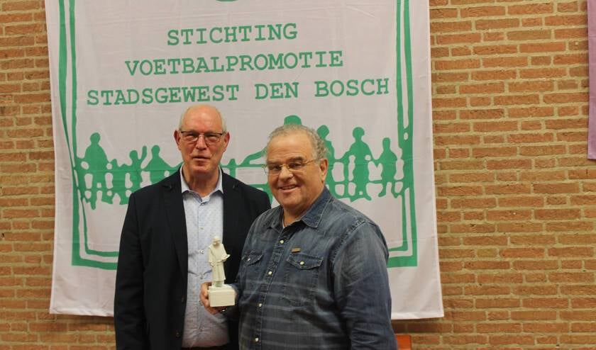John Huisman (rechts) krijgt de prijs uit handen van Jack Peters.